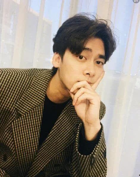 李易峰女网红吃瓜图片,甜蜜互动引网友热议